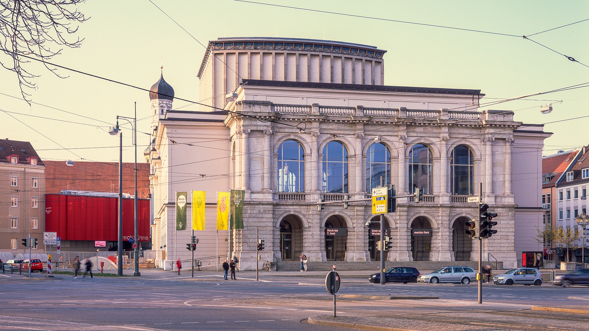 Neoklassizistisches Gebäude mit Bogenfenstern, das funktionales Design und nachhaltige städtebauliche Integration demonstriert, davor die Stadtstraße.