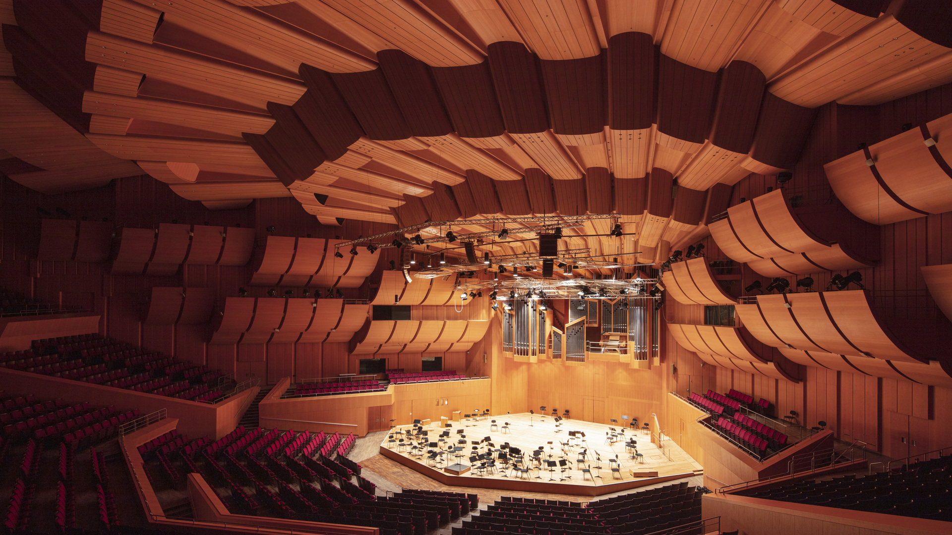 Ein Hightech-Konzertsaal mit präziser Holzakustik, ergonomischer Bestuhlung und einer Bühne, die für optimale Leistungen ausgelegt ist.